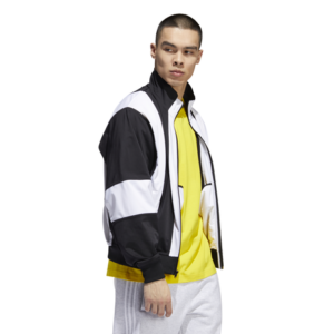 ED6252_APP_on-model_walking_white – El Digital de Asturias