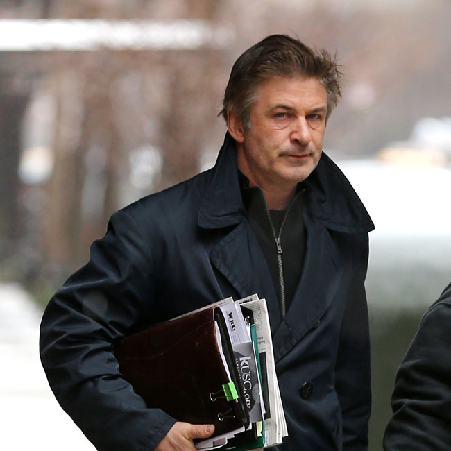 Actor Alec Baldwin leaves his apartment for Oprhans rehearsals on a rainy day in New York City El Digital de Asturias