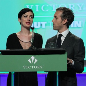 Anne Hathaway rompe a llorar en público