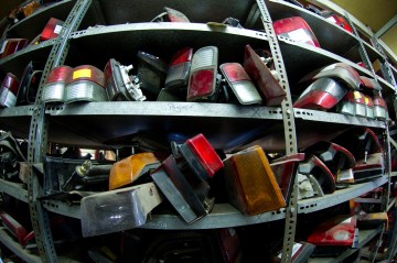 Geld bei der Autoreparatur sparen: Ersatzteile selber besorgen