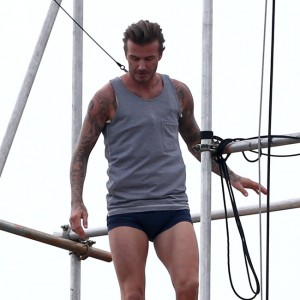 David Beckham escala un edificio en calzoncillos