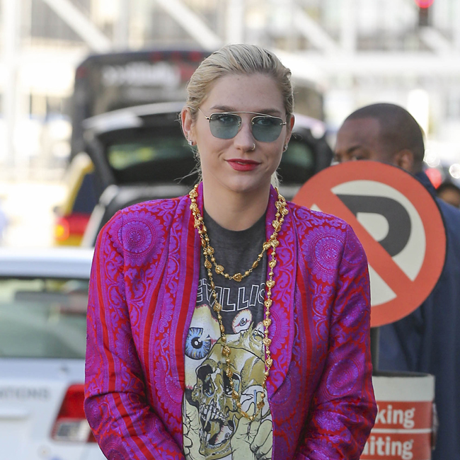 Kesha sports a bright pink suit while arriving at LAX Airport on her way to Chicago El Digital de Asturias
