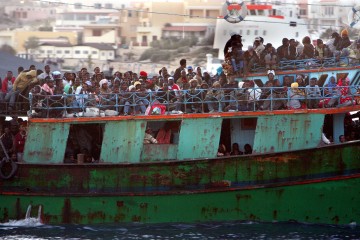 Italy, Lampedusa: A boat carrying about 600 migrants arrives at the port of Lampedusa
