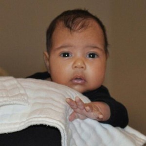 North West luce el anillo de compromiso de Kim Kardashian
