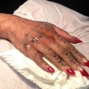 Rihanna llora de dolor para hacerse su nuevo tatuaje