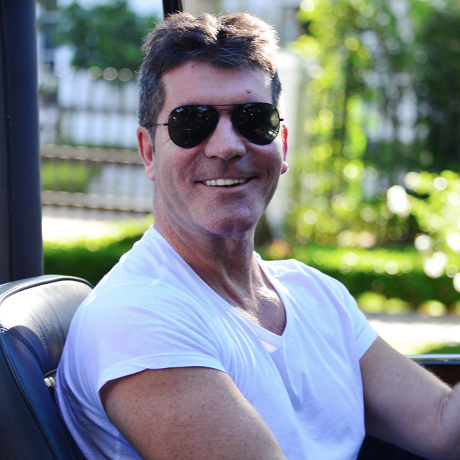 Simon Cowell is all smiles as he returns home on his 53rd birthday driving a classic ford bronco in Beverly Hills Ca El Digital de Asturias