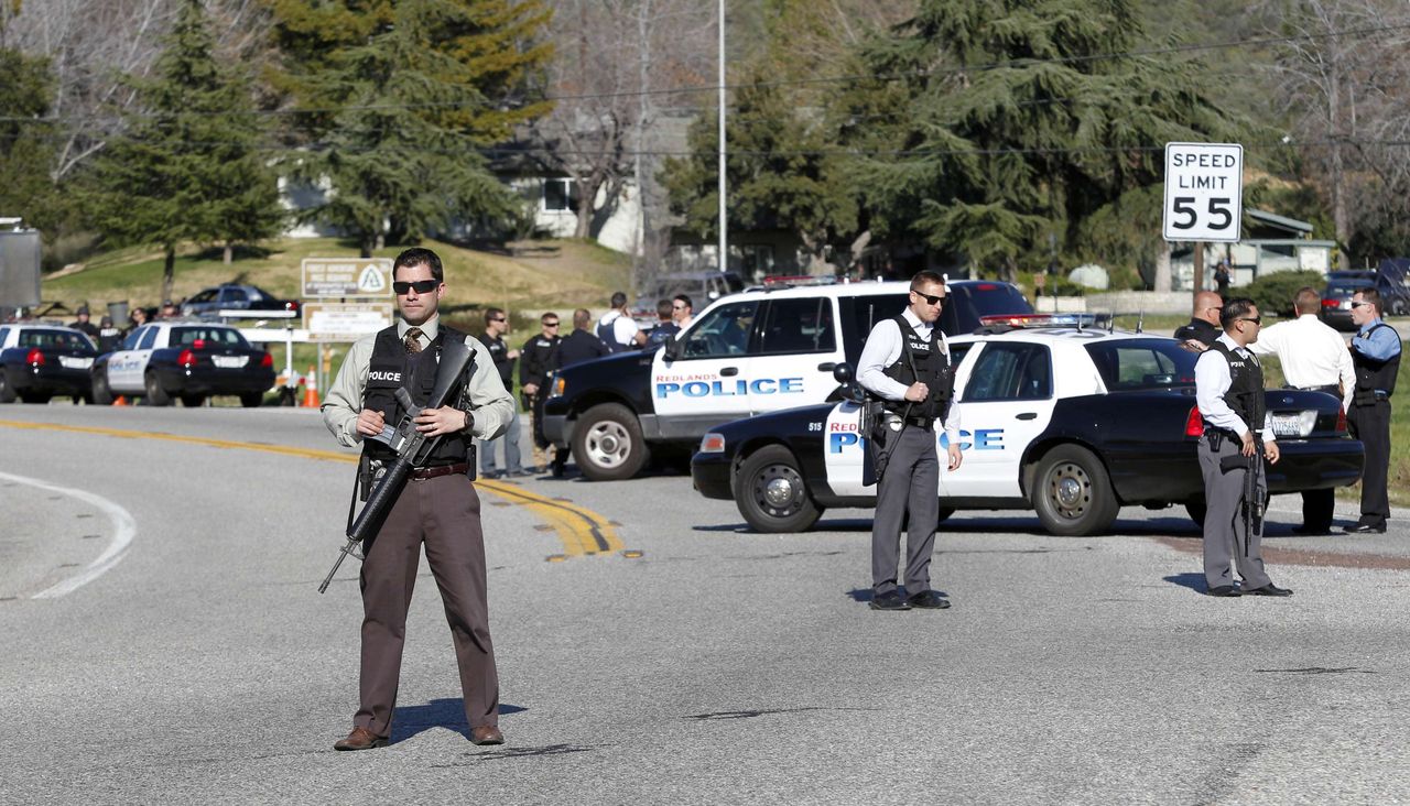 Armed police officers stop traffic in Yucaipa during the manhunt for fugitive former Los Angeles police officer Dorner El Digital de Asturias