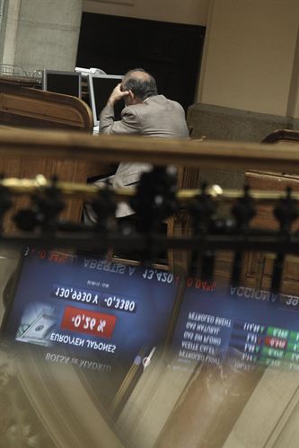 El Ibex sube un 0,1% y la prima sigue por encima de los 250 puntos