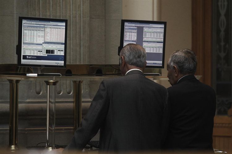 El Ibex rebota un 0,68% a media sesión tras la crisis política en Italia