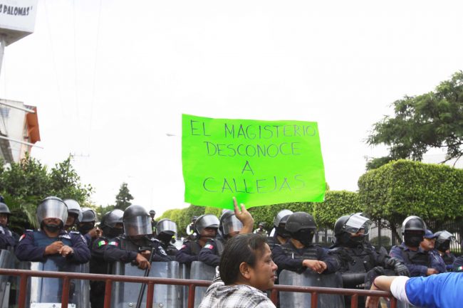 Clashes between teachers and riot police in Veracruz