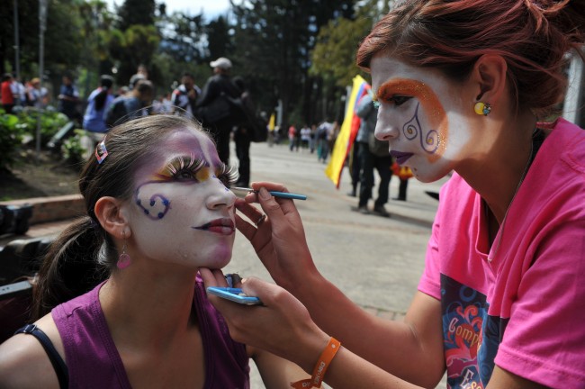 Colombian women march for peace