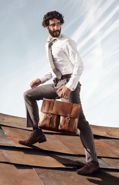 Bürohengst mit Aktentasche - Wenn Hipster Spießer spielen