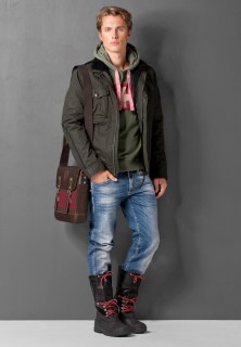 Bürohengst mit Aktentasche - Wenn Hipster Spießer spielen