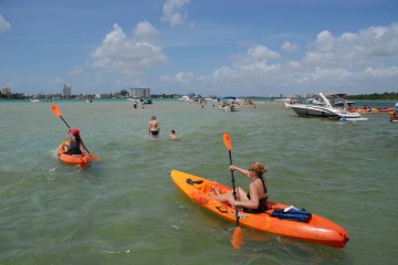 Party-Sandbank ahoi: Wo Miami jedes Wochenende feiert