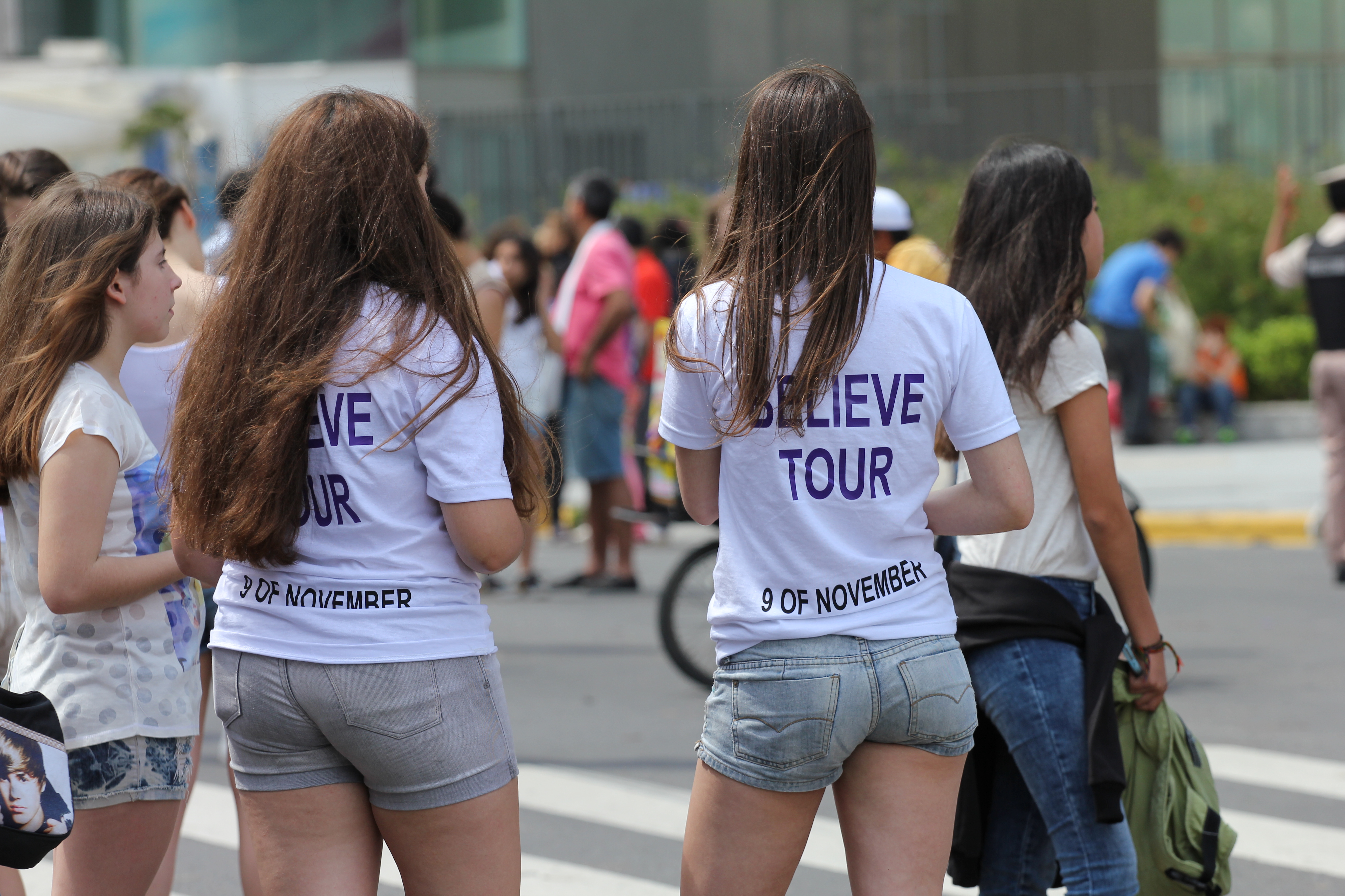 Justin Bieber fans wait outside hotel to see teen superstar El Digital de Asturias
