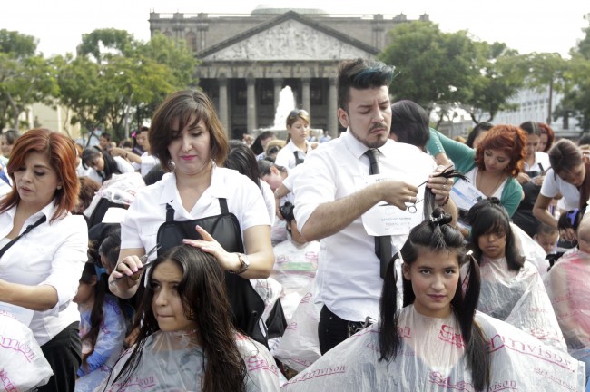 Mexican hair stylists break Guinness record
