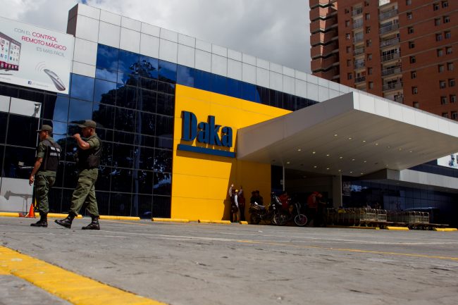 Venezuela: Maduro sends troops to major retail chain to control prices