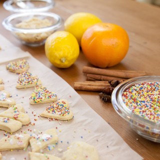 Bunte Herzchen für Zuckerschnuten - Weihnachtsgebäck verzieren