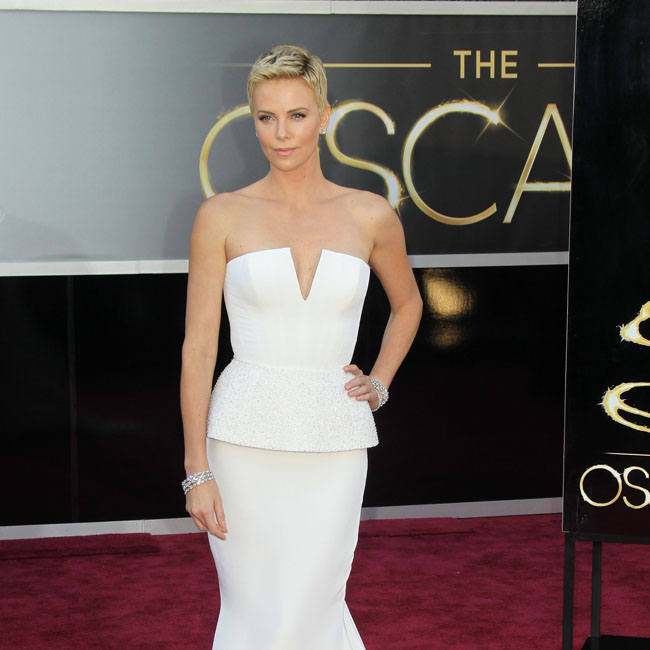 Charlize Theron conquistó con su elegancia en los Óscar