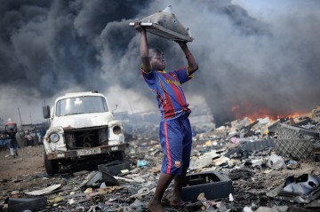 KINA - Foto des Jahres: Junge sucht im Müll nach Metall