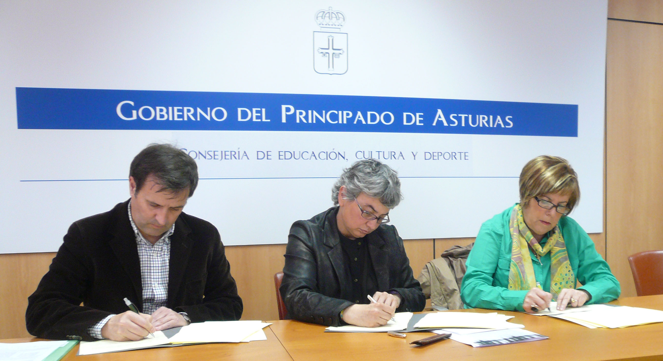 20140414 Firma acuerdo listas interinos El Digital de Asturias