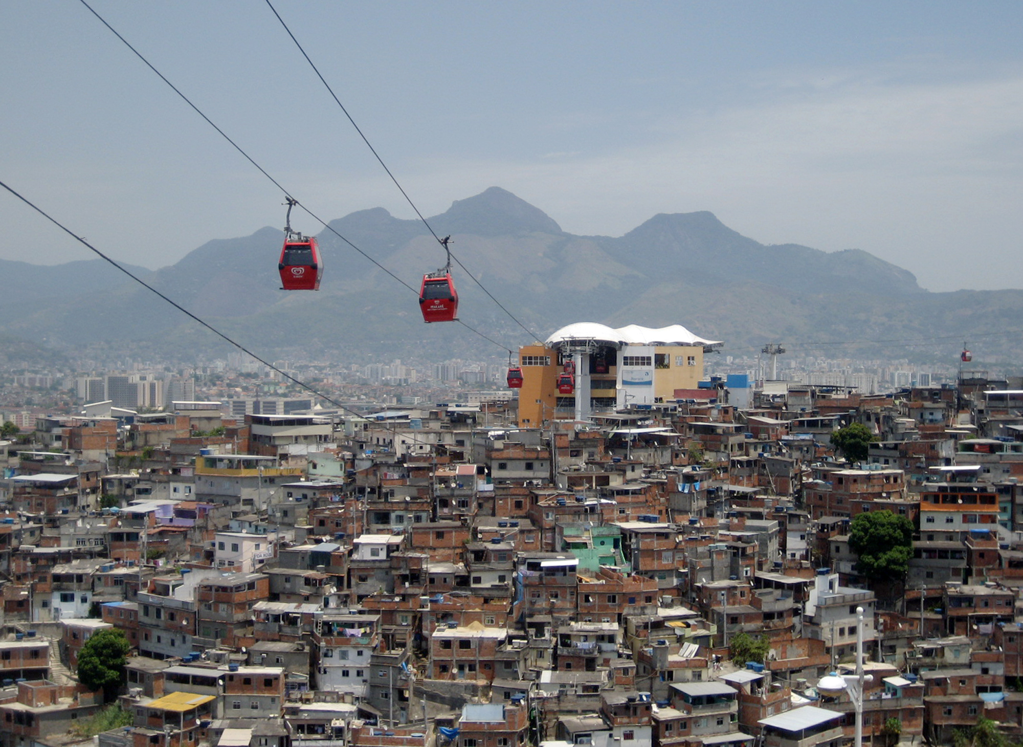 Destino Brasil : Viajamos en un funicular a las favelas de Río de Janeiro