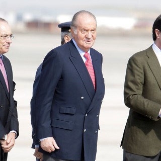 El rey Juan Carlos abdica para 'dar voz' a una nueva generación