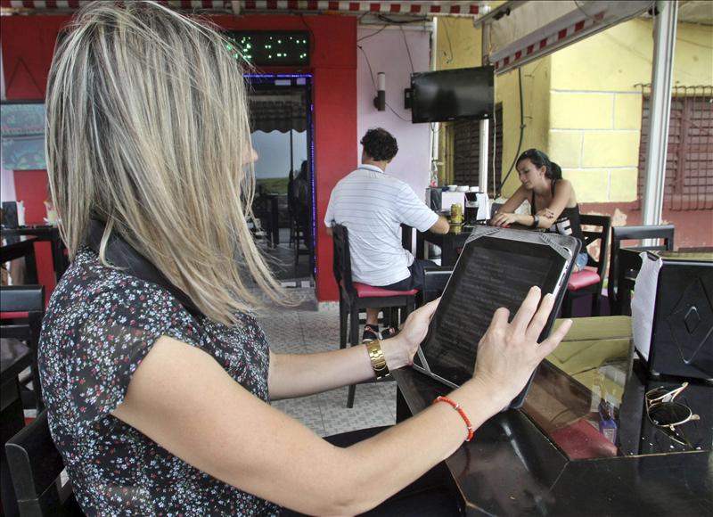 Desde «apps» hasta pizza a domicilio, el ingenio privado moderniza Cuba