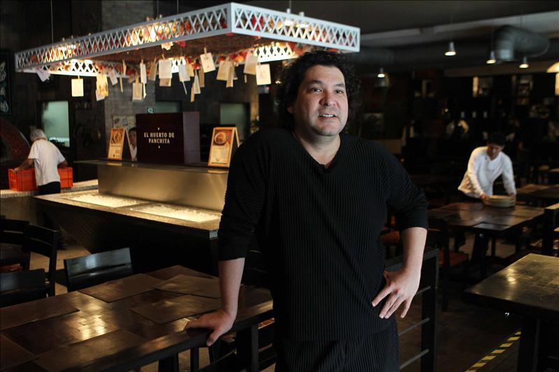 El cocinero peruano Gastón Acurio dice que la educación es lo mejor para resolver injusticias