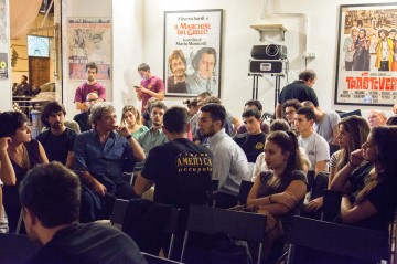 Roma lucha por salvar un legendario cine de barrio