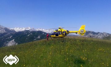 2015.06.22 Rescate de montaña en Cantabria. El helicóptero posado en las inmediaciones en un momento del operativo 2