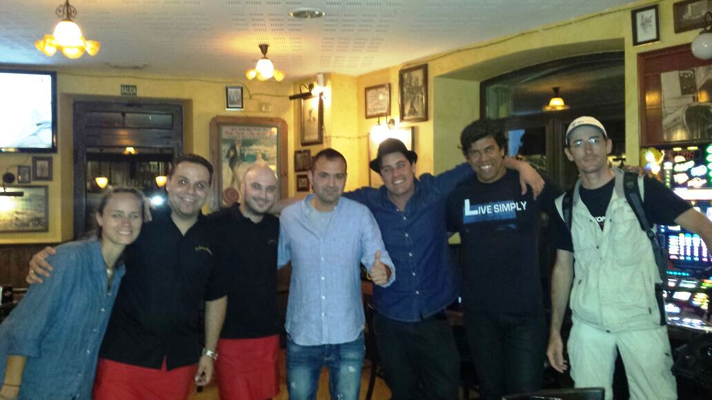 El equipo de La Botica Indiana junto a los periodistas brasileños El Digital de Asturias