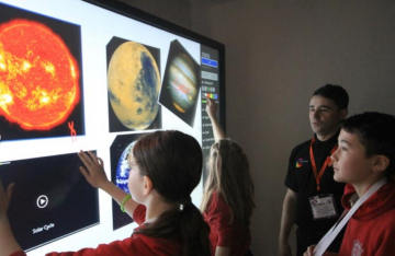 1437379261_Ni_os_usando_Pizarra_t_ctil_de_Legamaster