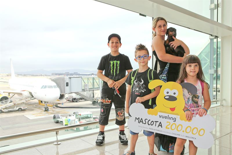 Vueling premia a Pizza, su mascota «viajera» número 200.000