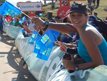 2015_09_09 Aficionados de La Vuelta con material promocional de Asturias Paraíso Natural