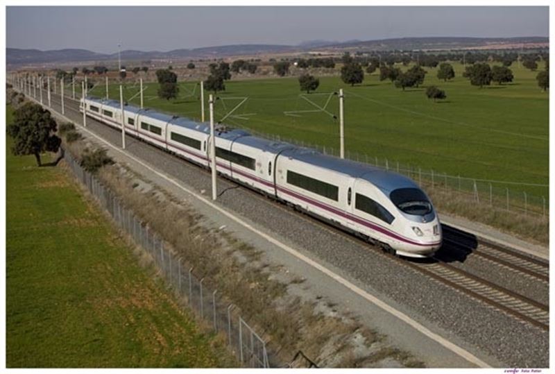 Renfe decidirá en un mes entre Telefónica y Vodafone para subir el WiFi al AVE