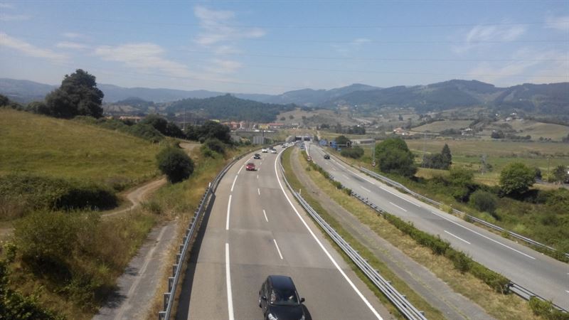Un motorista fallecido y siete personas heridas en las carreteras asturianas
