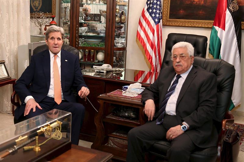 Kerry llama a la calma y a reducir la violencia durante un encuentro con Abbas en Amán