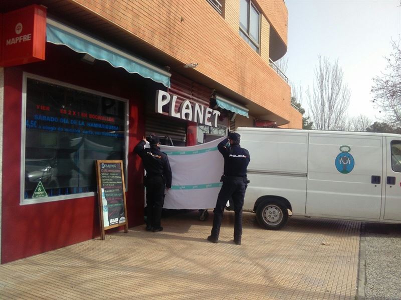 El hombre y la mujer encontrados en el bar de Miralbueno murieron por arma de fuego