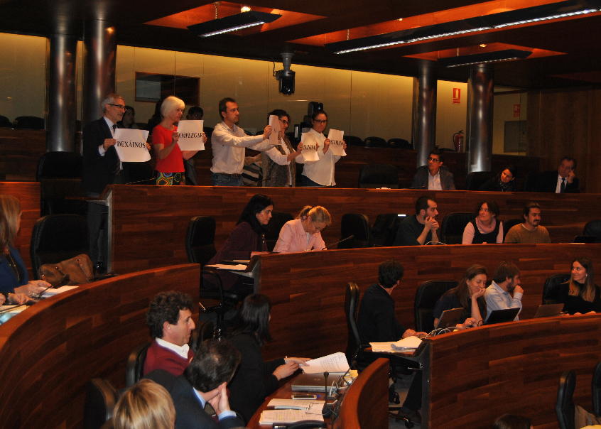 Los diputados de IU exigen con carteles en el pleno del Parlamento utilizar la llingua asturiana