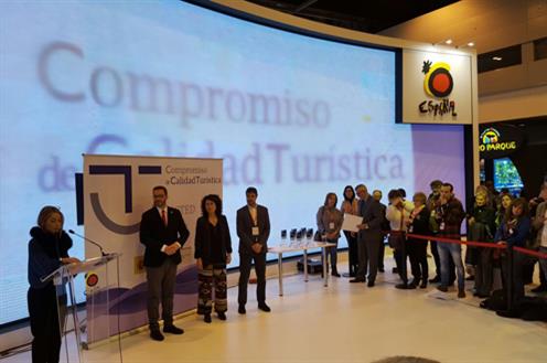 Matilde Asían entrega a Almagro el premio al Mejor Destino Turístico de Calidad