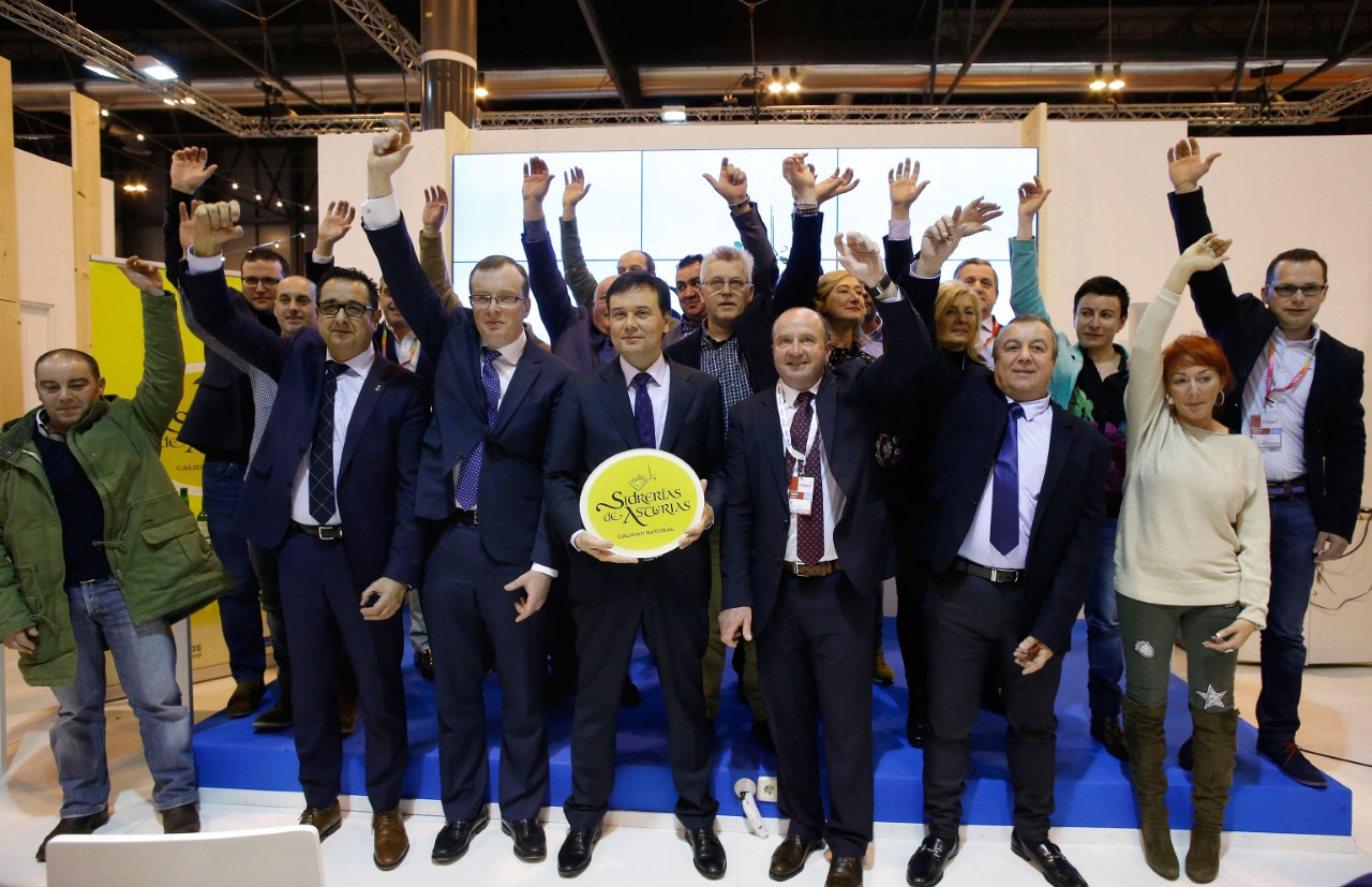 Entregadas en FITUR las placas “Sidrerías de Asturias-Calidad Natural”