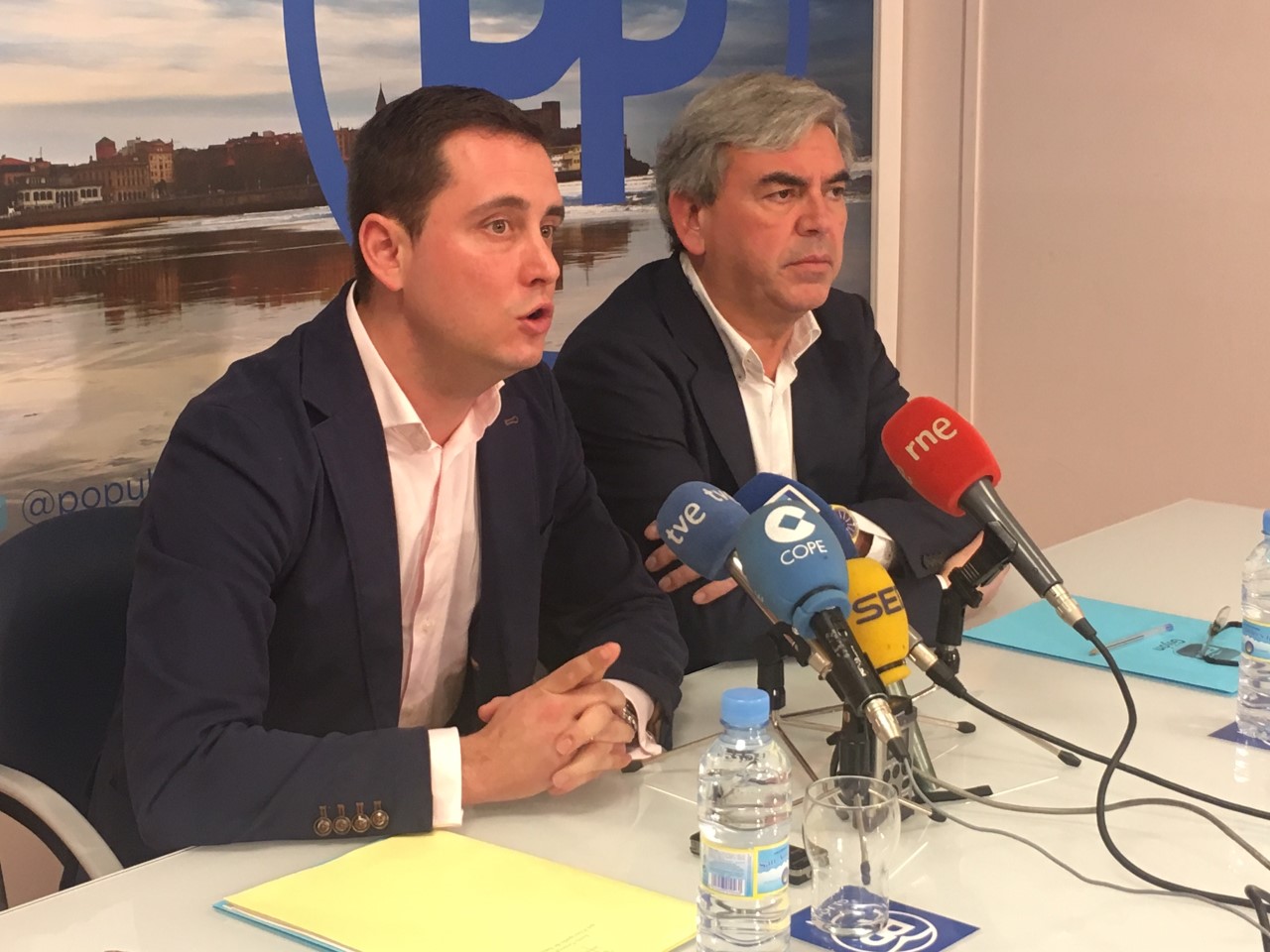 El PP denuncia la «politización de la educación» por parte de Podemos e IU