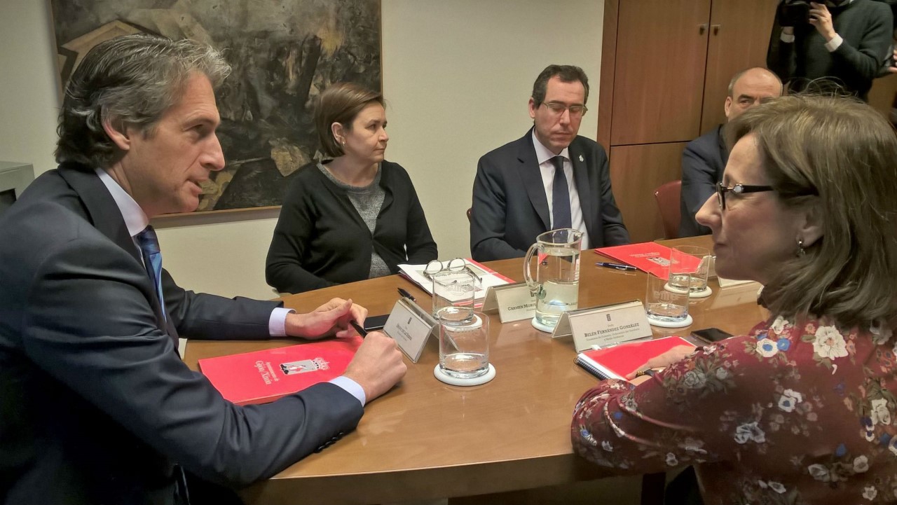 Couto se muestra “razonablemente” satisfecho tras la reunión con De la Serna