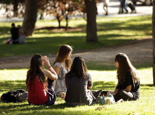 Jovenes conversando en el parque del Retiro de Madrid el 8 de octubre de 2011 El Digital de Asturias