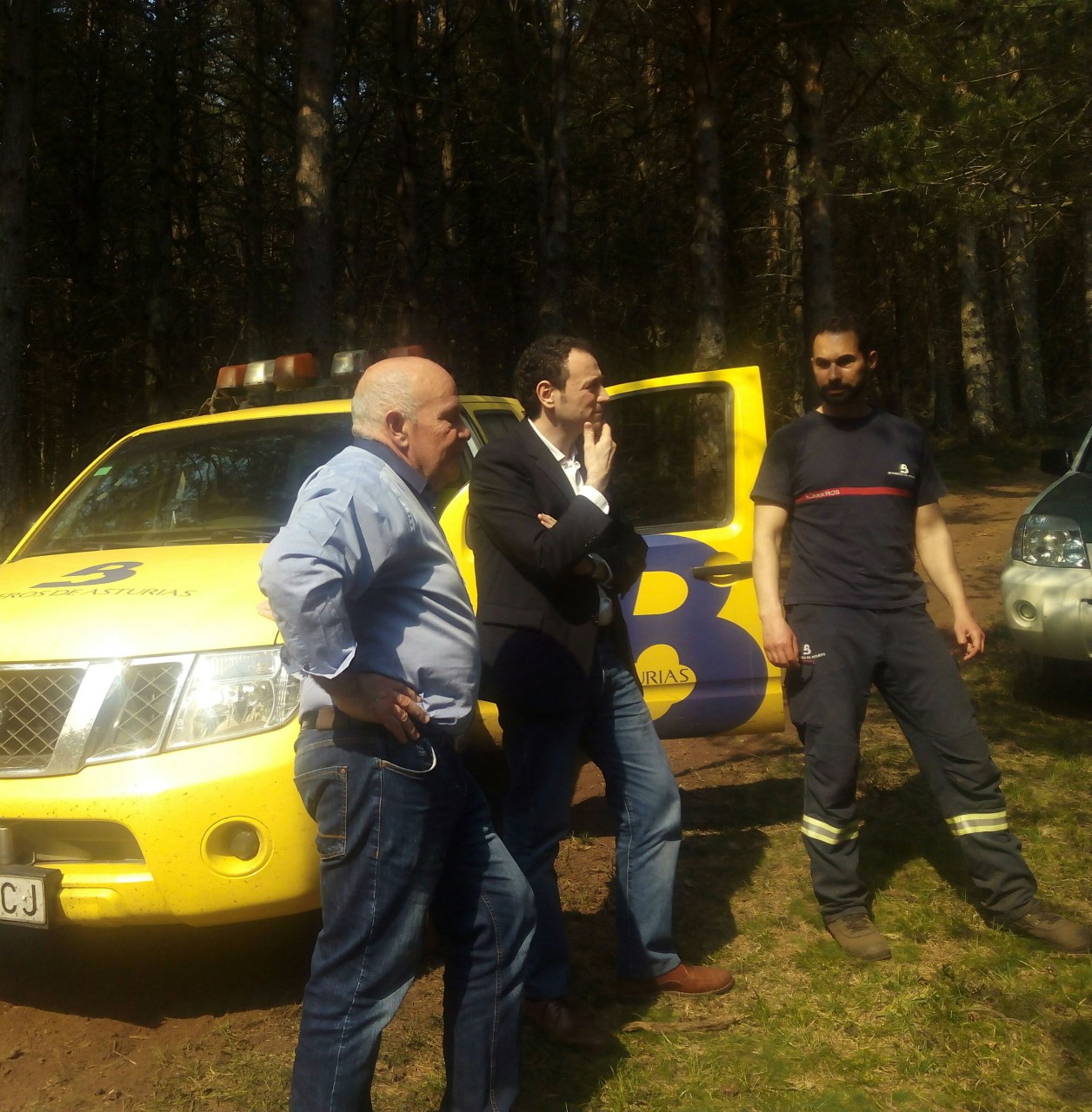 150 efectivos y 6 helicópteros luchan contra el fuego en Asturias