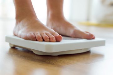 Young healthy girl on home scales  El Digital de Asturias