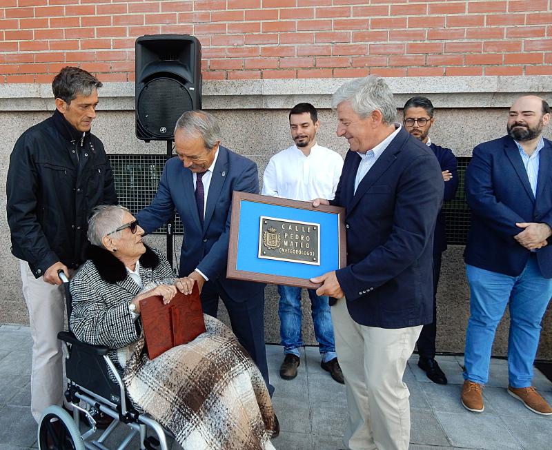 170911 placa Pedro Materoentrega placa calle a familiaJPG El Digital de Asturias