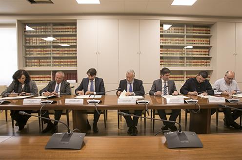 Fomento, Empleo e Interior firman un acuerdo con sindicatos y empresarios sobre la contratación de servicios de seguridad privada