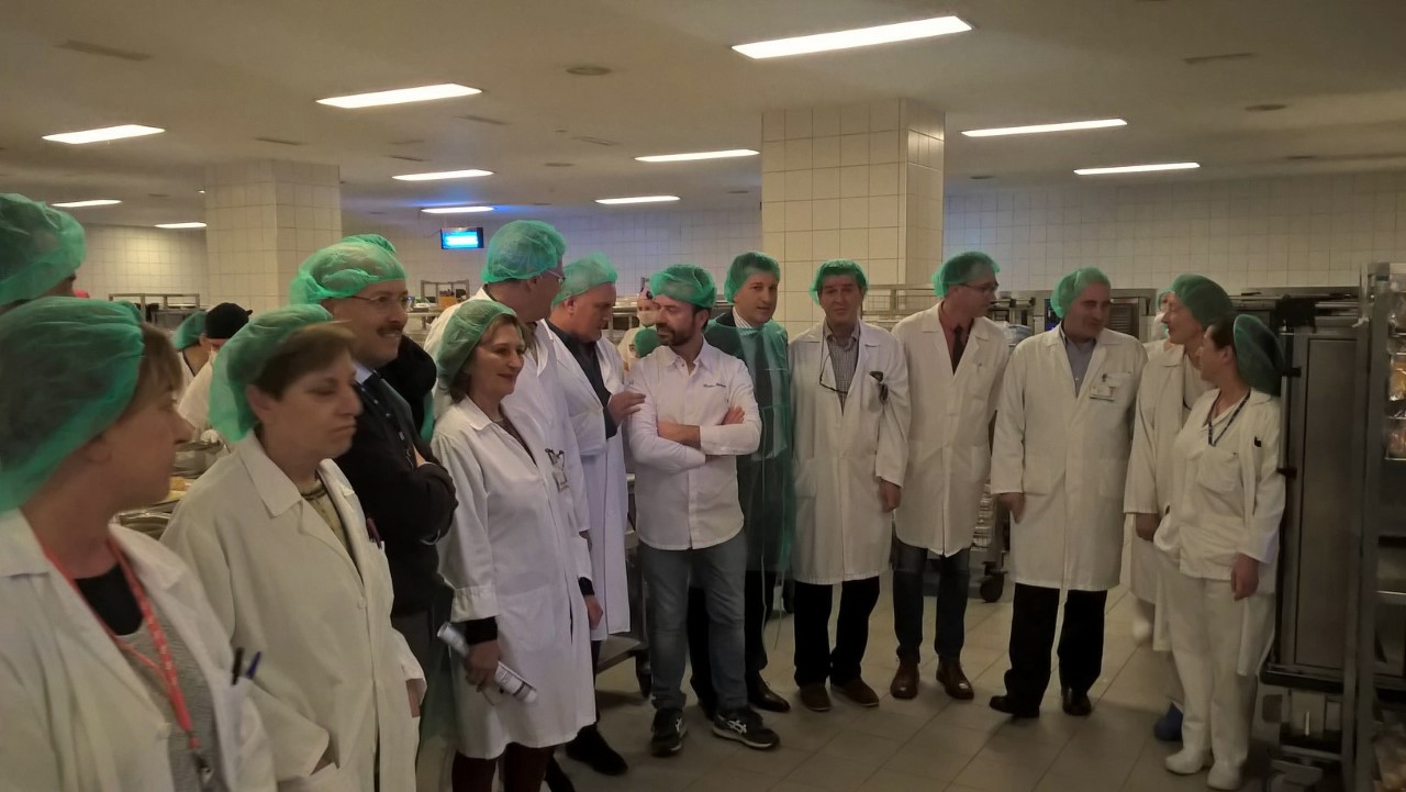 Manzano cocina para el HUCA El Digital de Asturias